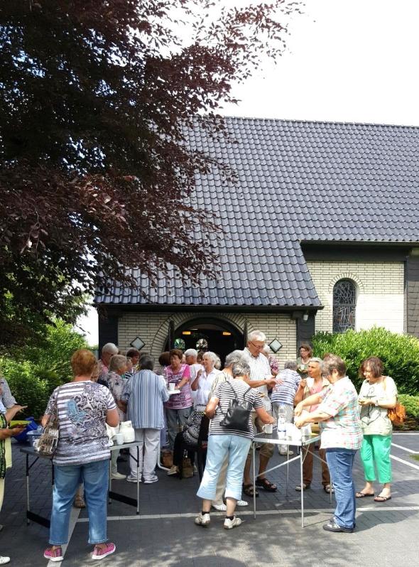 Kaffee und Kuchen nach der Maiandacht Weggemeinschaft